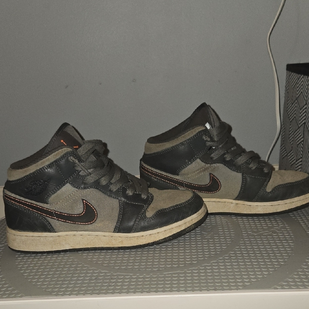 Jordan Black and Gray Sneakers - Picture 2 of 7